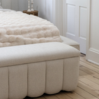 Banc de rangement capitonné en tissu ivoire - Bords arrondis, Rangement dissimulé