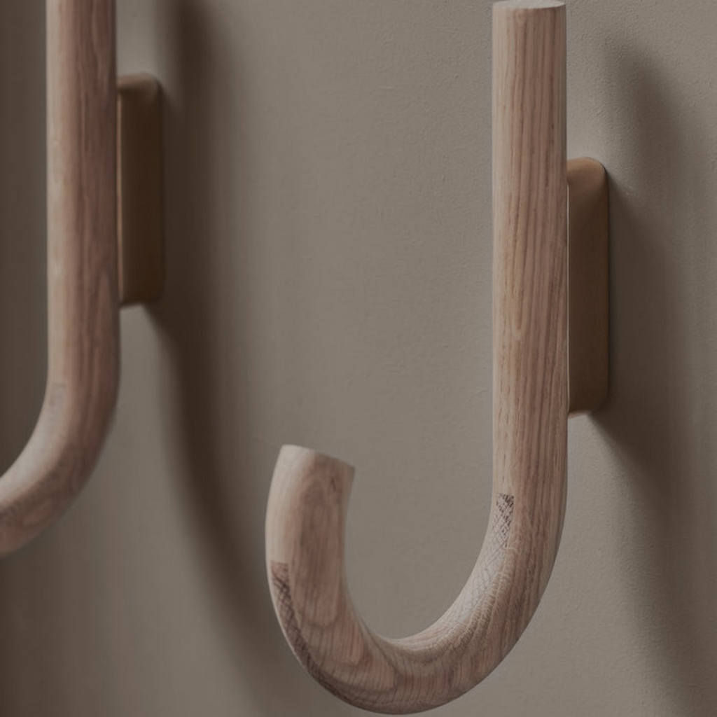 Patère murale J-Curve en chêne et laiton - Inspirée du parapluie, utilisation multi-pièces
