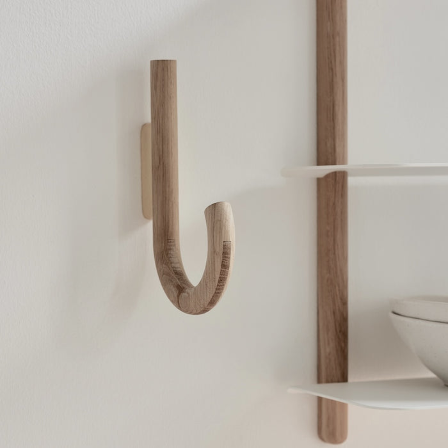 Patère murale J-Curve en chêne et laiton - Inspirée du parapluie, utilisation multi-pièces
