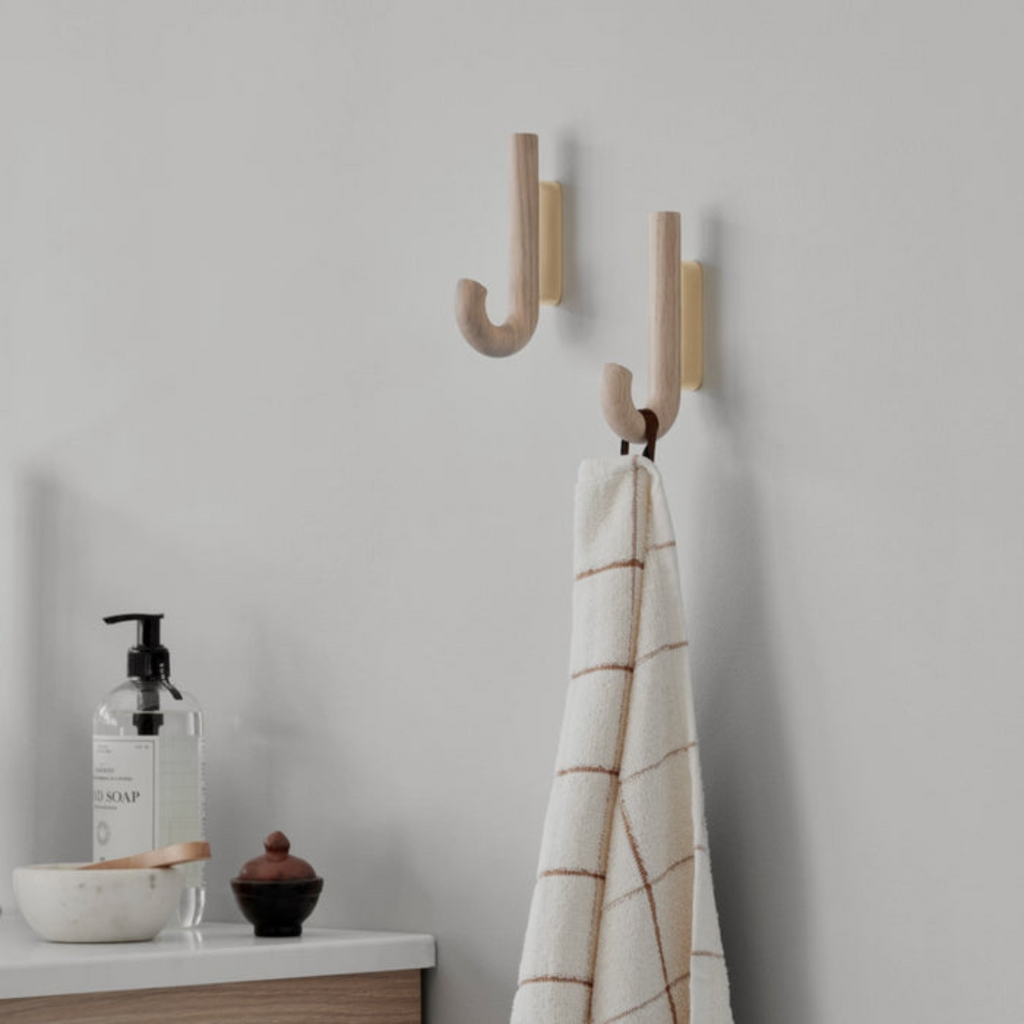 Patère murale J-Curve en chêne et laiton - Inspirée du parapluie, utilisation multi-pièces