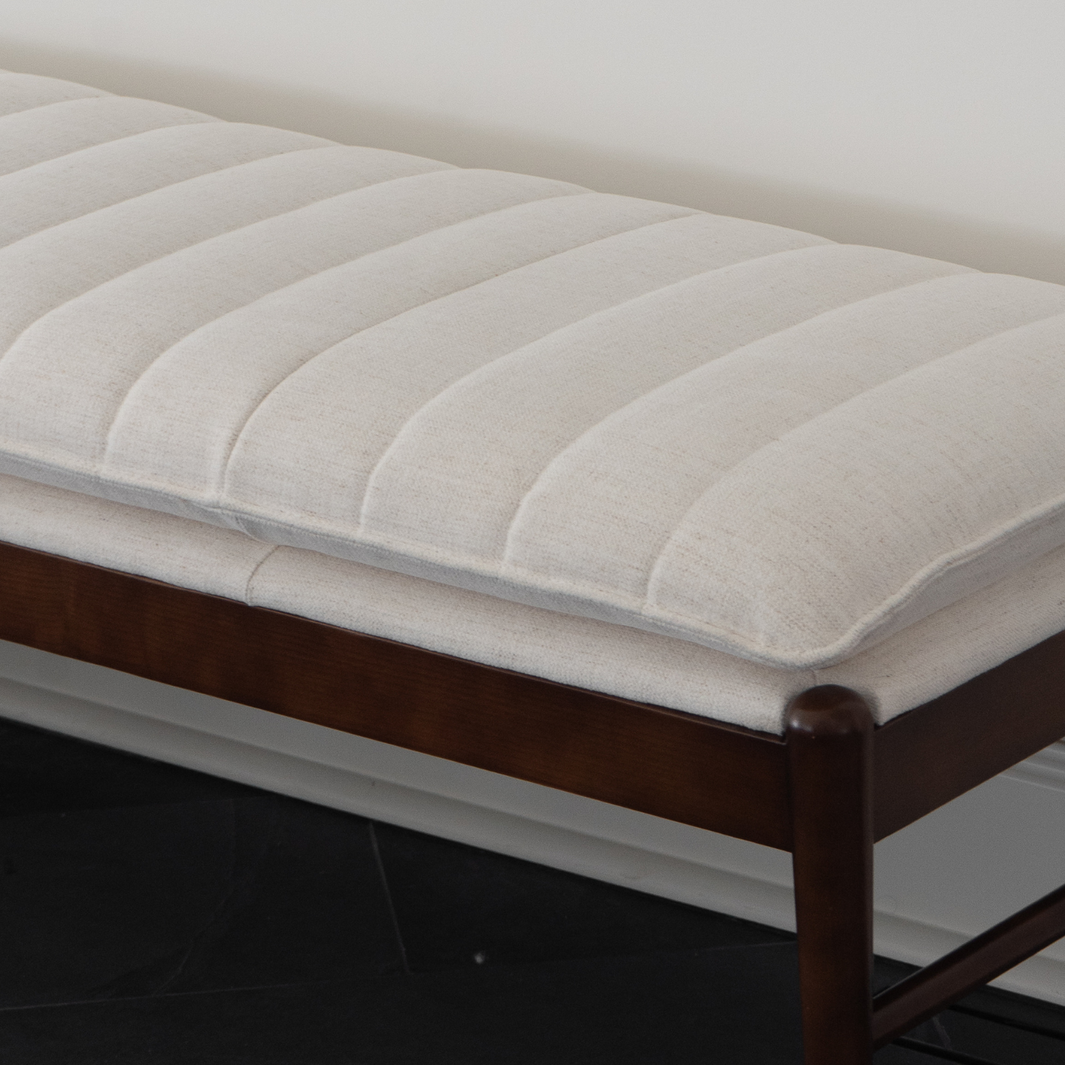 Banc rembourré en tissu haute performance Snow – Assise capitonnée, pieds en bois massif