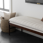 Banc rembourré en tissu haute performance Snow – Assise capitonnée, pieds en bois massif