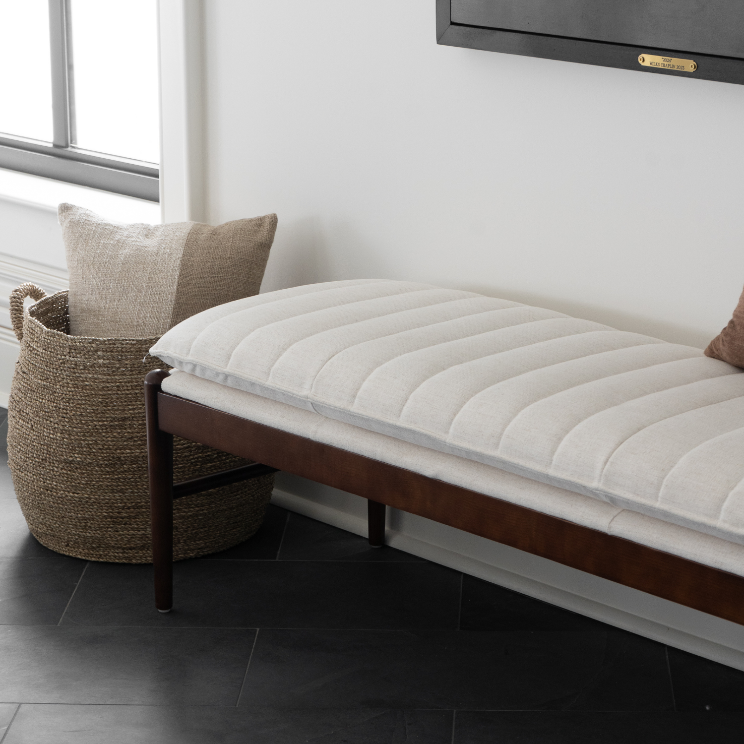 Banc rembourré en tissu haute performance Snow – Assise capitonnée, pieds en bois massif