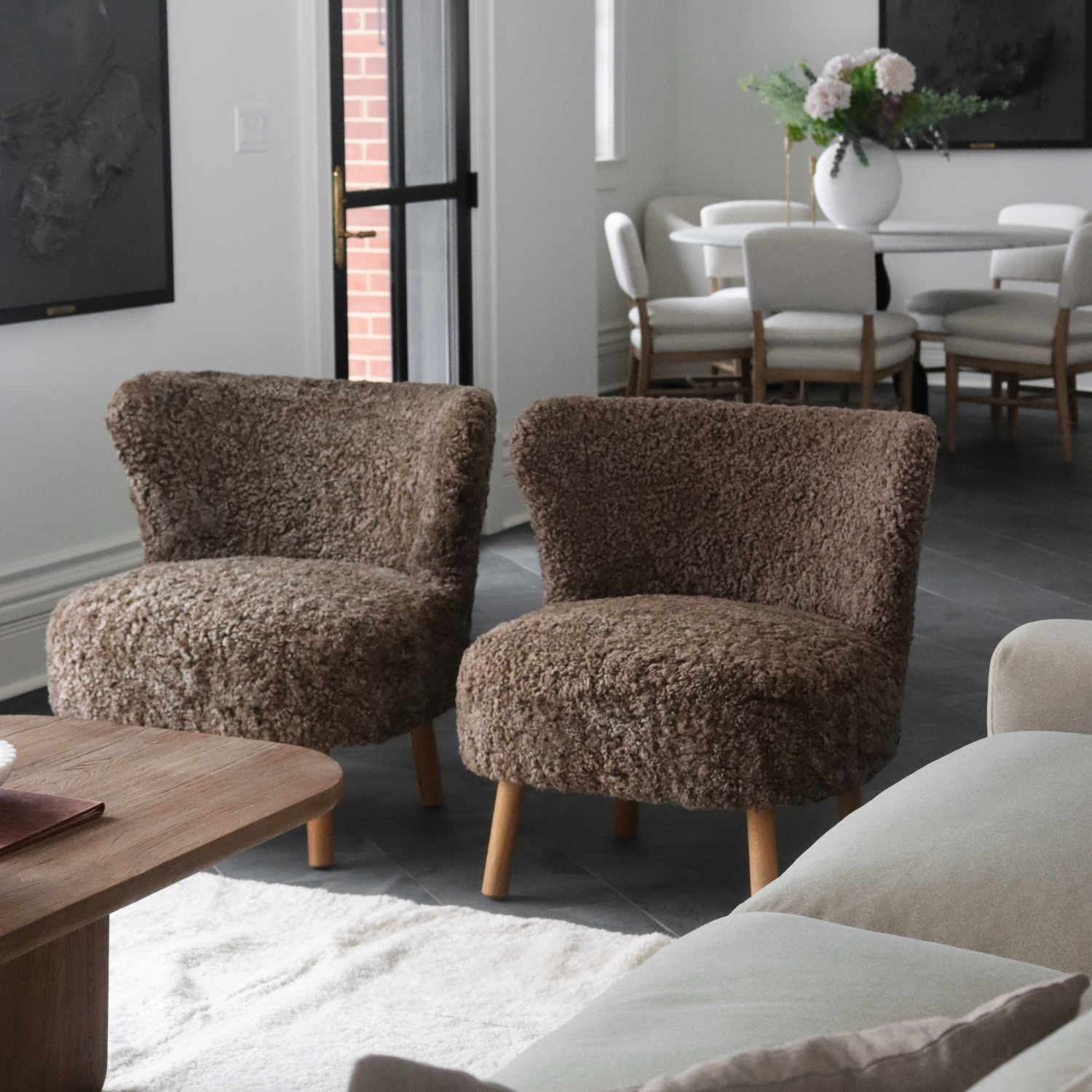 Fauteuil en peau de mouton de laine Taupe foncé - Pieds en chêne massif