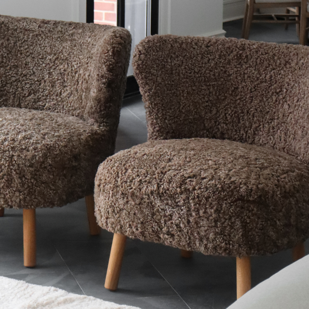 Fauteuil en peau de mouton de laine Taupe foncé - Pieds en chêne massif
