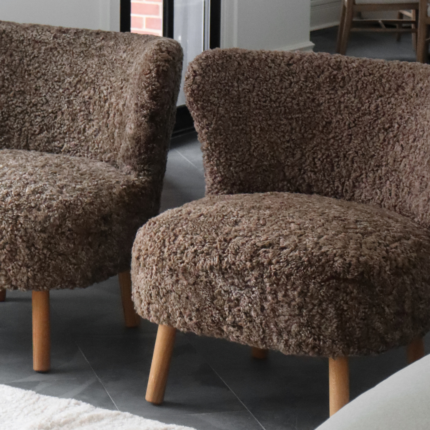Fauteuil en peau de mouton de laine Taupe foncé - Pieds en chêne massif