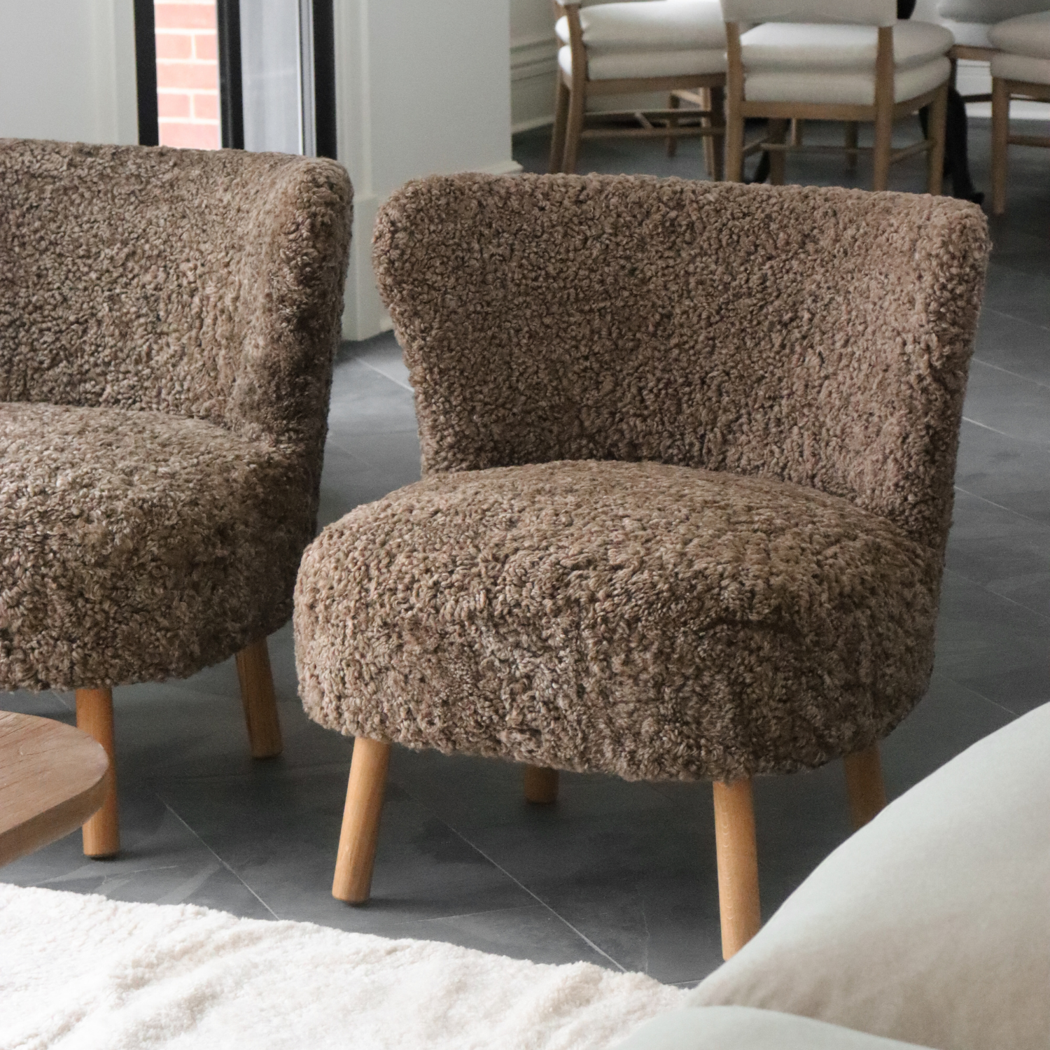 Fauteuil en peau de mouton de laine Taupe foncé - Pieds en chêne massif