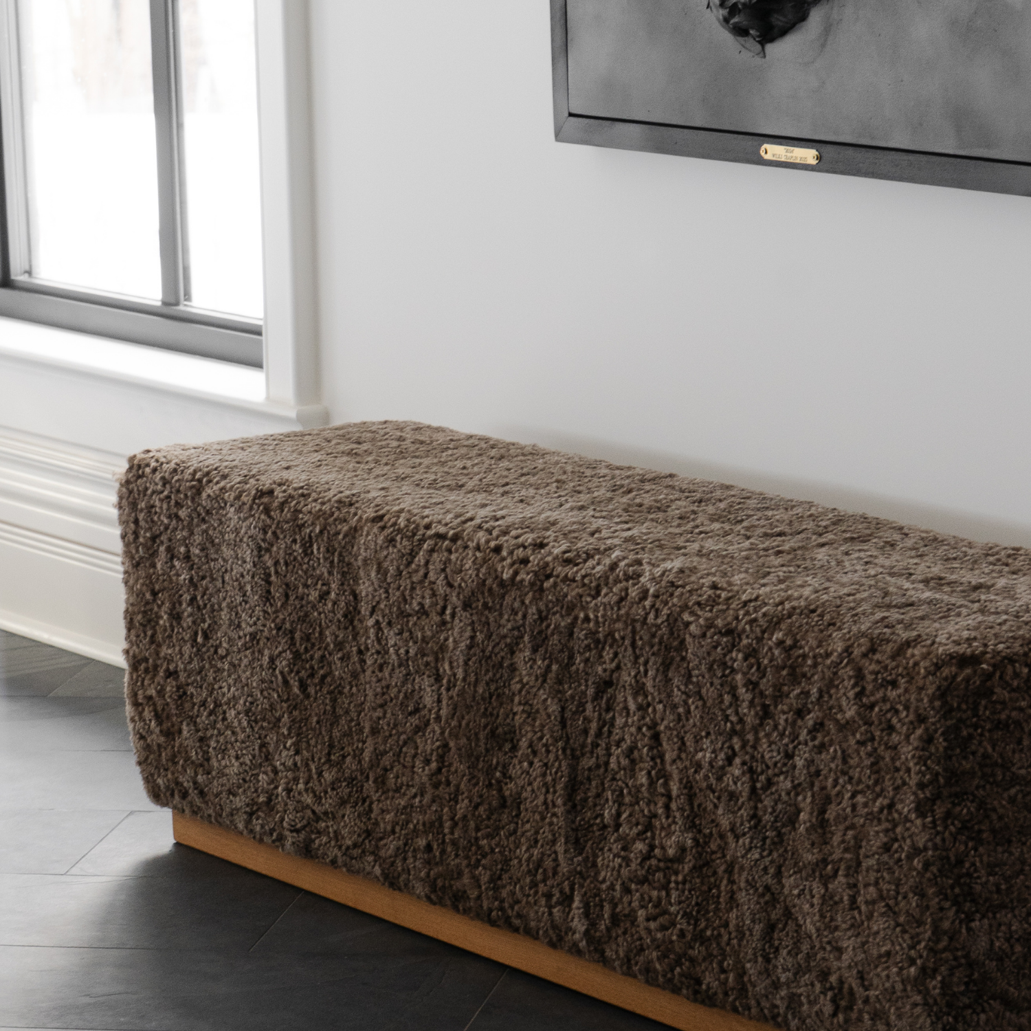 Banc Cube en Peau de Mouton de Laine Taupe Foncé - Base en Chêne Massif