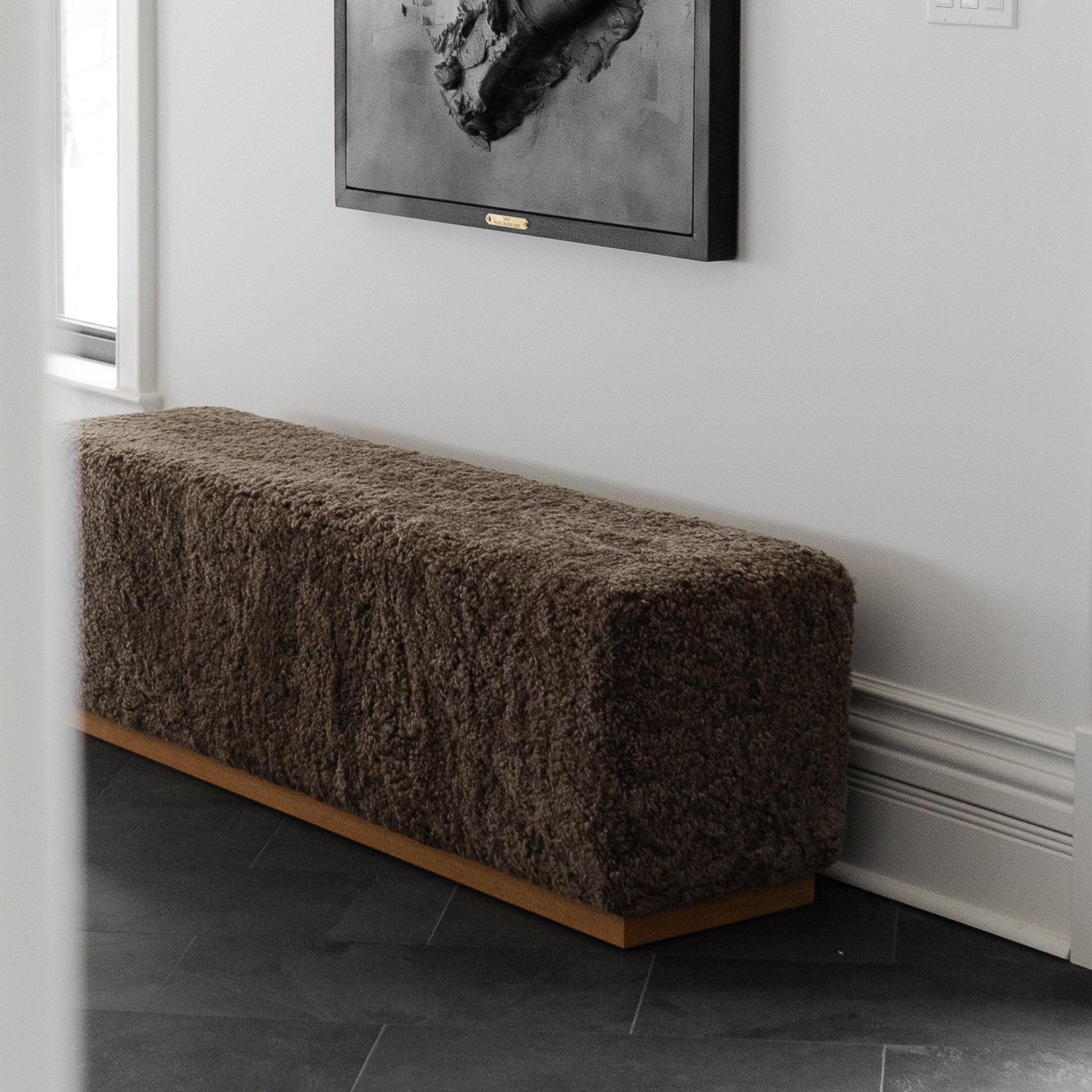 Banc Cube en Peau de Mouton de Laine Taupe Foncé - Base en Chêne Massif