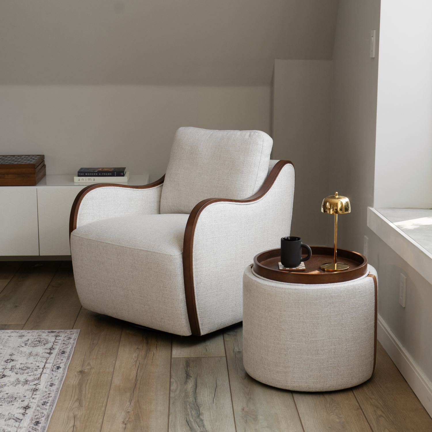 Pouf de rangement en tissu blé chaume – Accents en cuir, couvercle plateau en bois