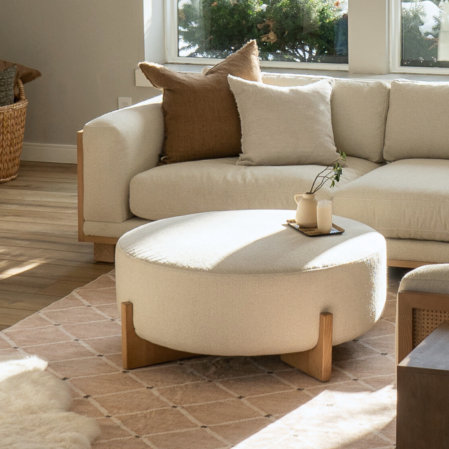 Pouf rond en polyester ivoire - Piètement en bois clair, design scandinave