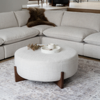 Pouf rond en polyester tissé couleur blé – Piètement en bois foncé, option table basse