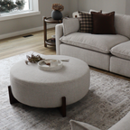 Pouf rond en polyester tissé couleur blé – Piètement en bois foncé, option table basse