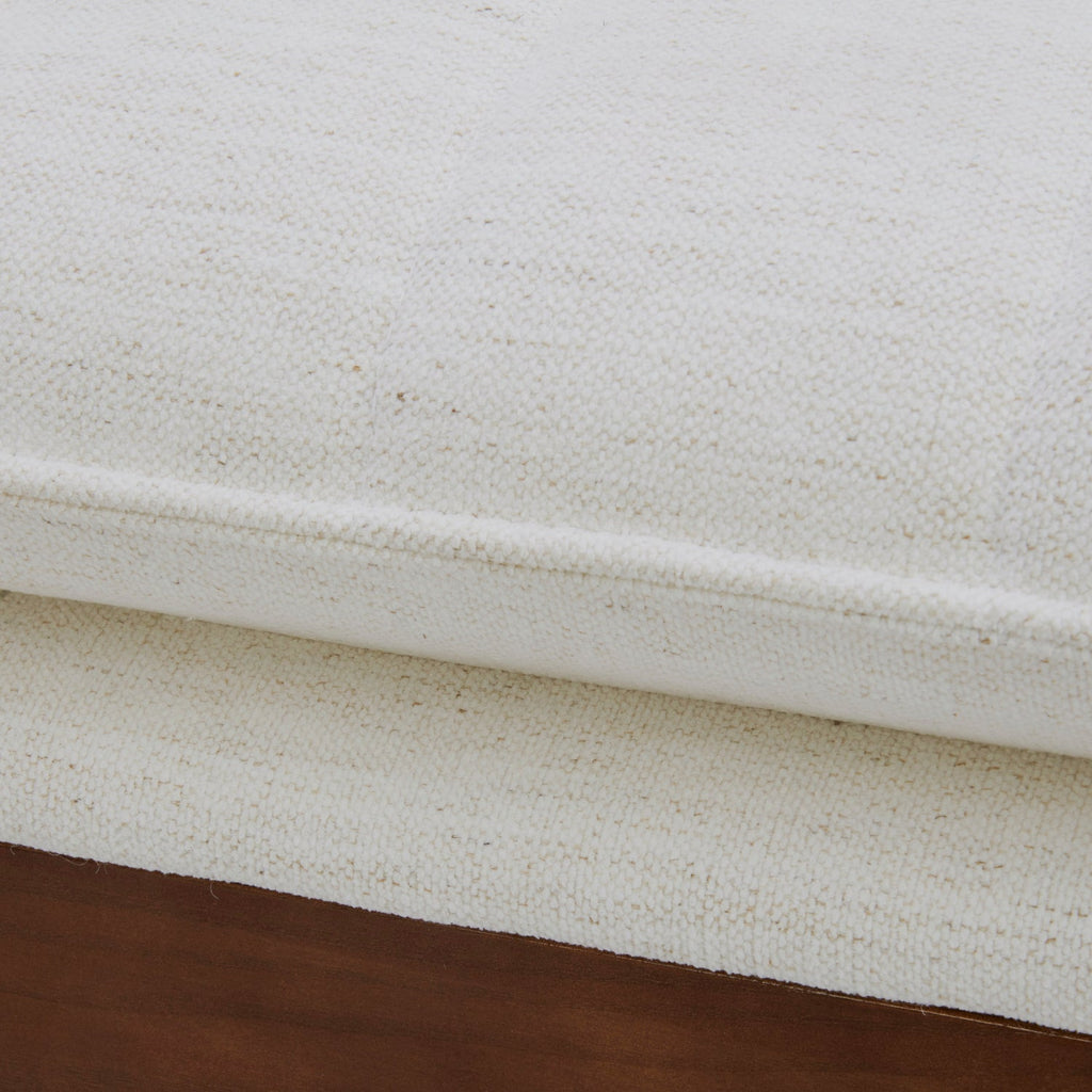 Banc rembourré en tissu haute performance Snow – Assise capitonnée, pieds en bois massif