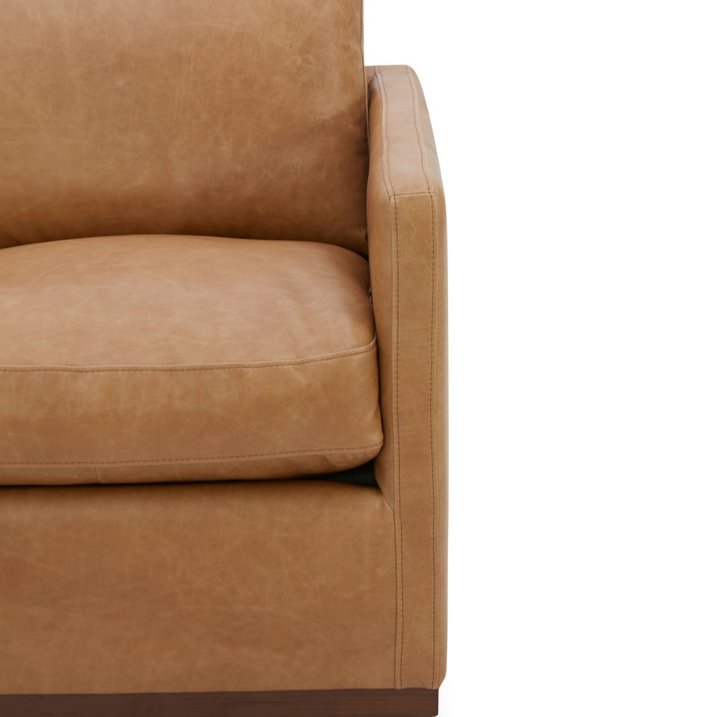 Fauteuil pivotant en cuir cognac vieilli – Accoudoirs plats, piètement noyer