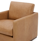 Fauteuil pivotant en cuir cognac vieilli – Accoudoirs plats, piètement noyer