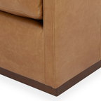 Fauteuil pivotant en cuir cognac vieilli – Accoudoirs plats, piètement noyer
