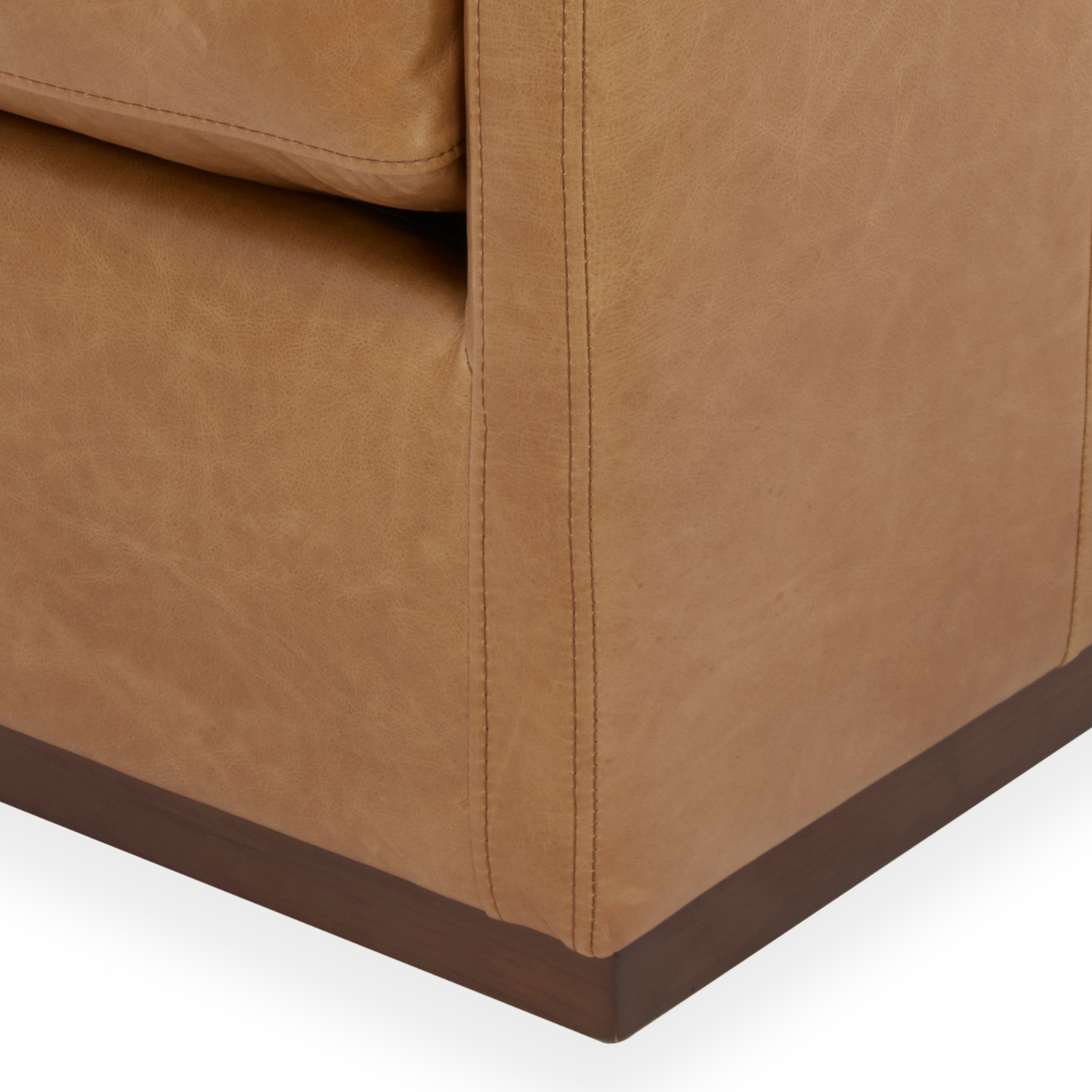 Fauteuil pivotant en cuir cognac vieilli – Accoudoirs plats, piètement noyer