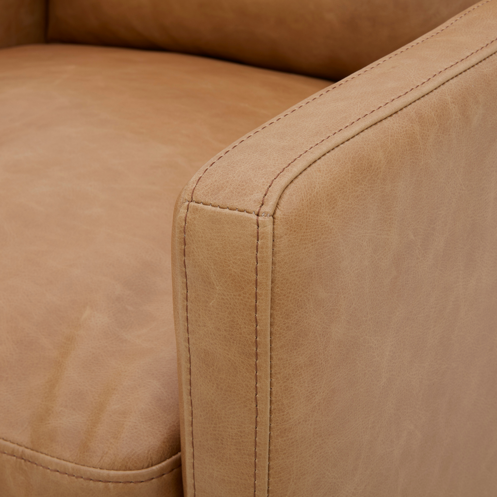 Fauteuil pivotant en cuir cognac vieilli – Accoudoirs plats, piètement noyer