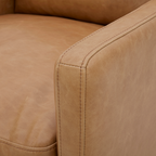 Fauteuil pivotant en cuir cognac vieilli – Accoudoirs plats, piètement noyer