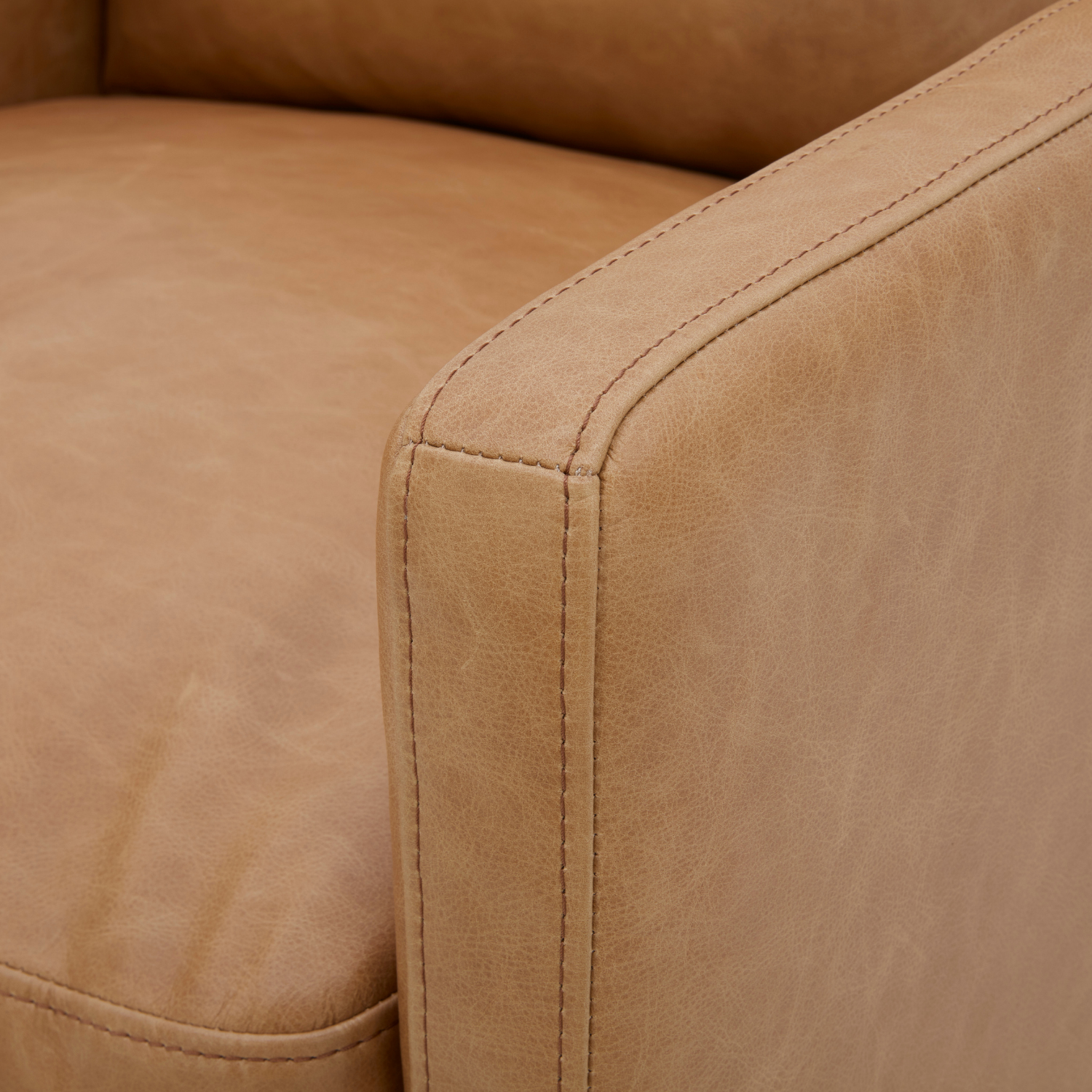 Fauteuil pivotant en cuir cognac vieilli – Accoudoirs plats, piètement noyer