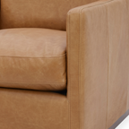 Fauteuil pivotant en cuir cognac vieilli – Accoudoirs plats, piètement noyer