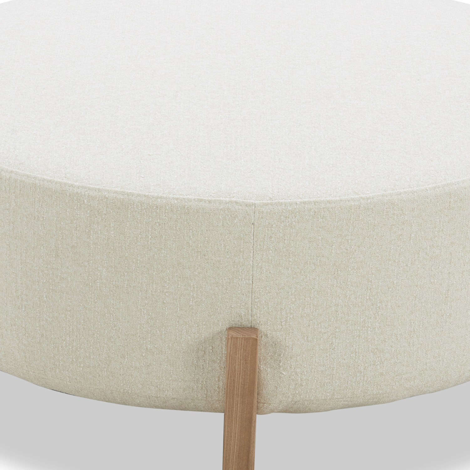 Pouf rond en polyester ivoire - Piètement en bois clair, design scandinave