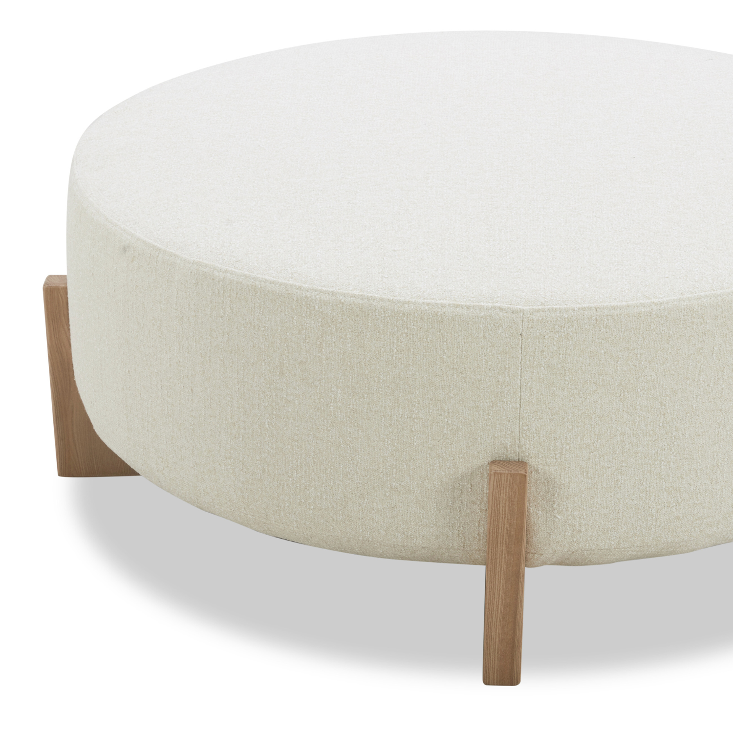 Pouf rond en polyester ivoire - Piètement en bois clair, design scandinave