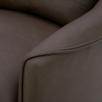 Fauteuil pivotant en cuir chocolat - Silhouette structurée, cadre en bois
