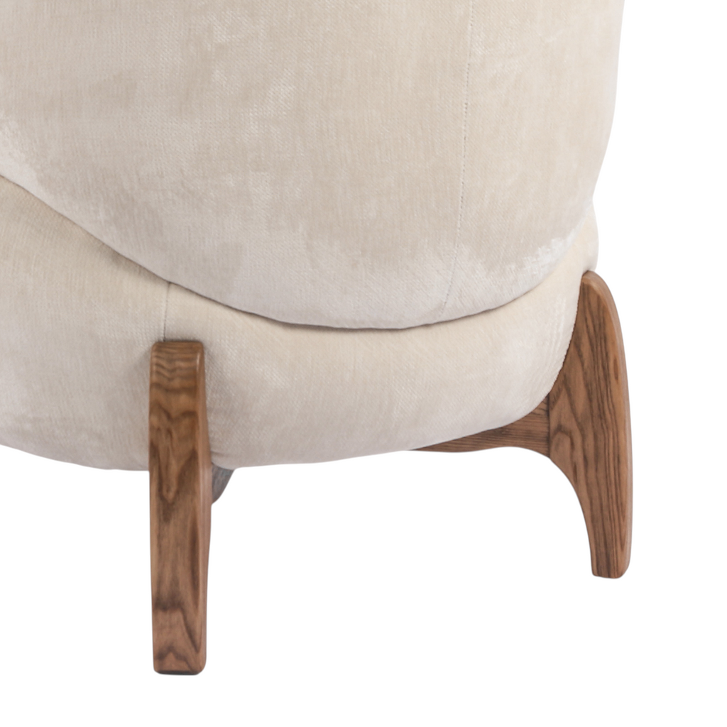 Fauteuil d'appoint arrondi en velours ivoire – Profil bas, base en bois massif