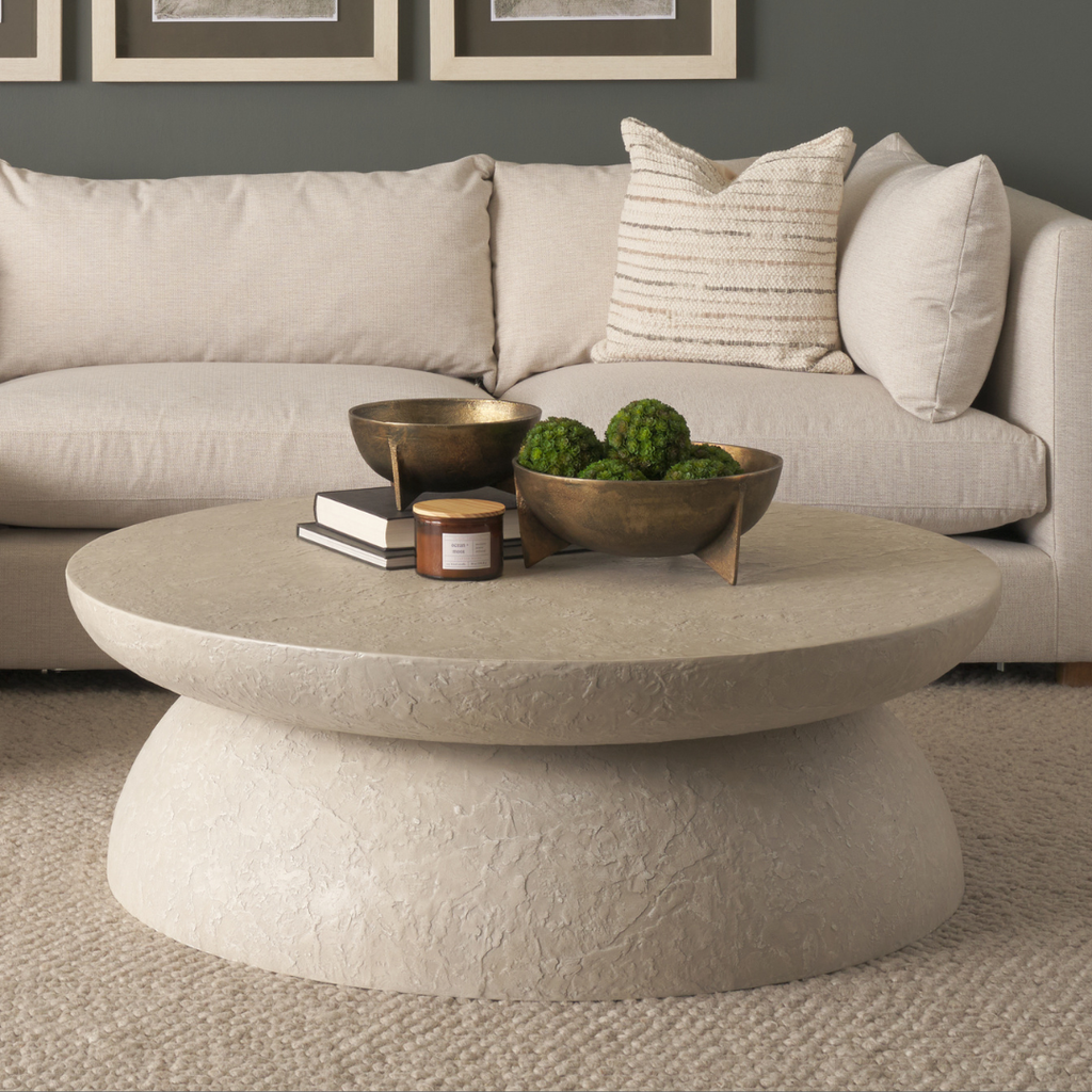 Table basse ronde en béton - Silhouette tambour, finition pierre pâle, intérieur