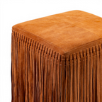 Pouf carré en daim cognac – Détails à franges, structuré