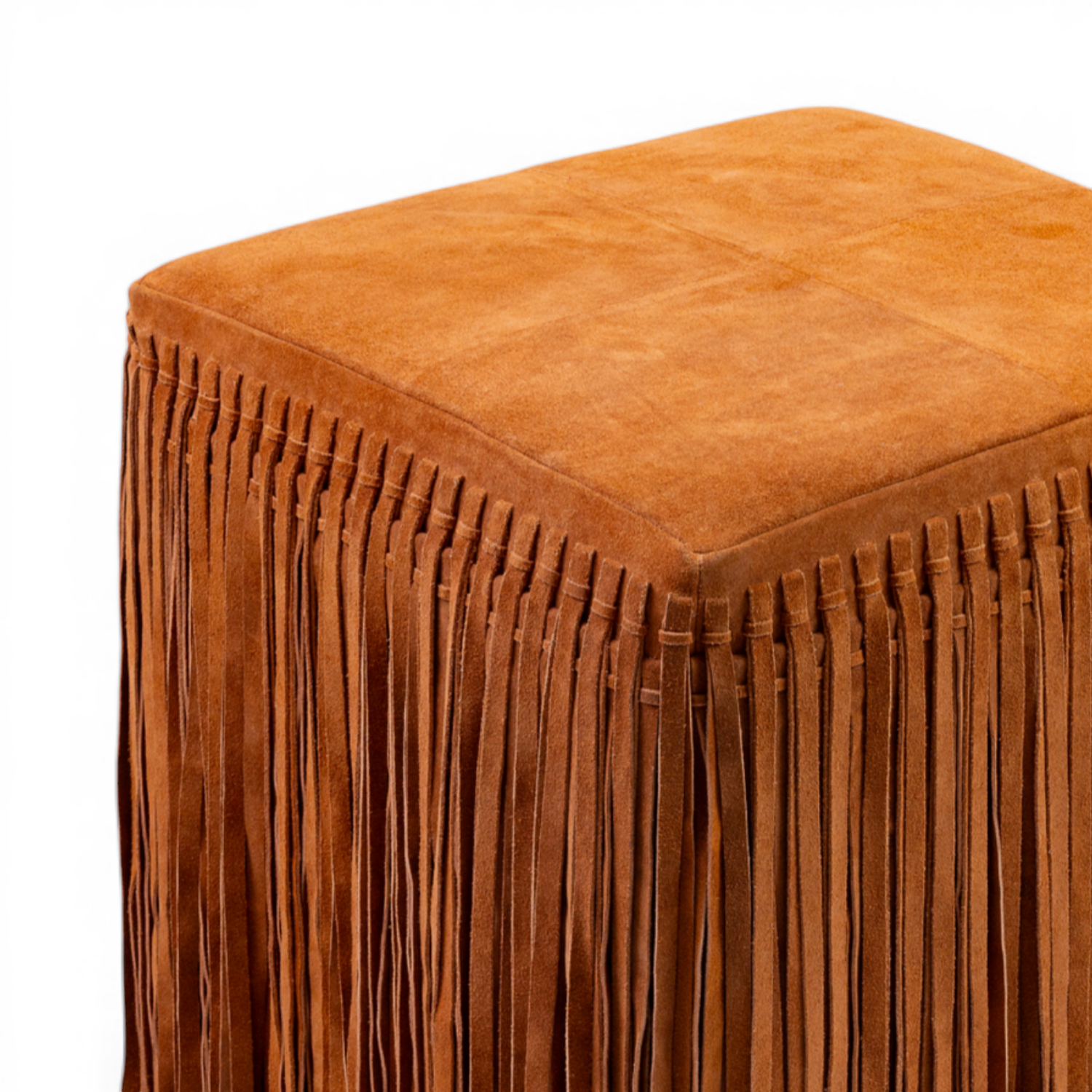 Pouf carré en daim cognac – Détails à franges, structuré
