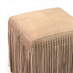 Pouf carré en suède taupe - Détails frangés, structuré