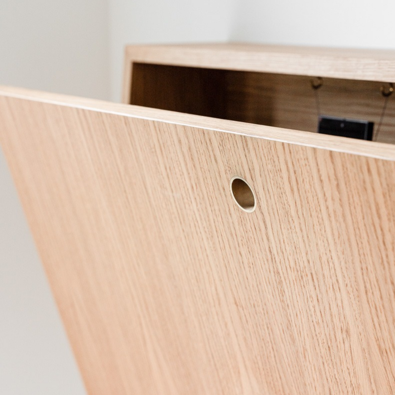 Table basse en marbre crème poli - Piètement incurvé en croix