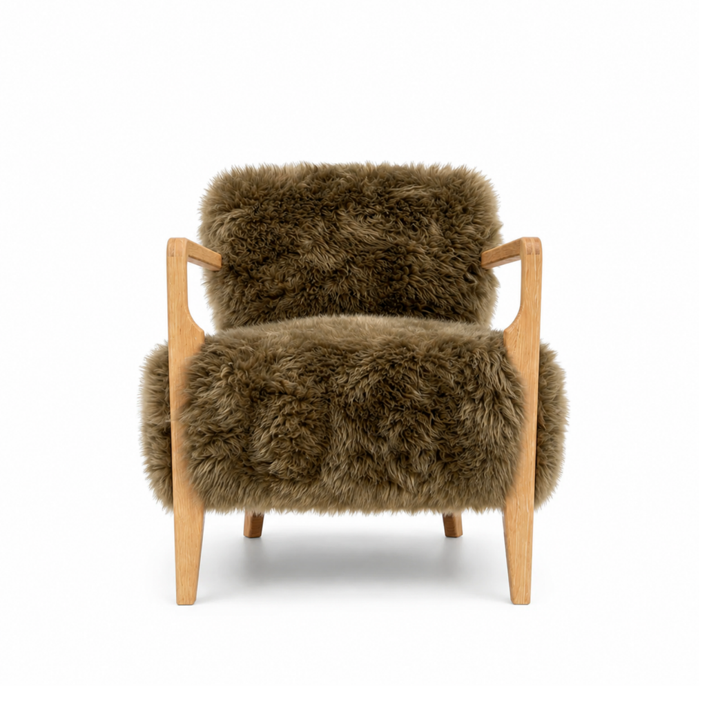 Fauteuil lounge en peau de mouton à poils longs, coloris taupe - Pieds en chêne massif, fabriqué à la main