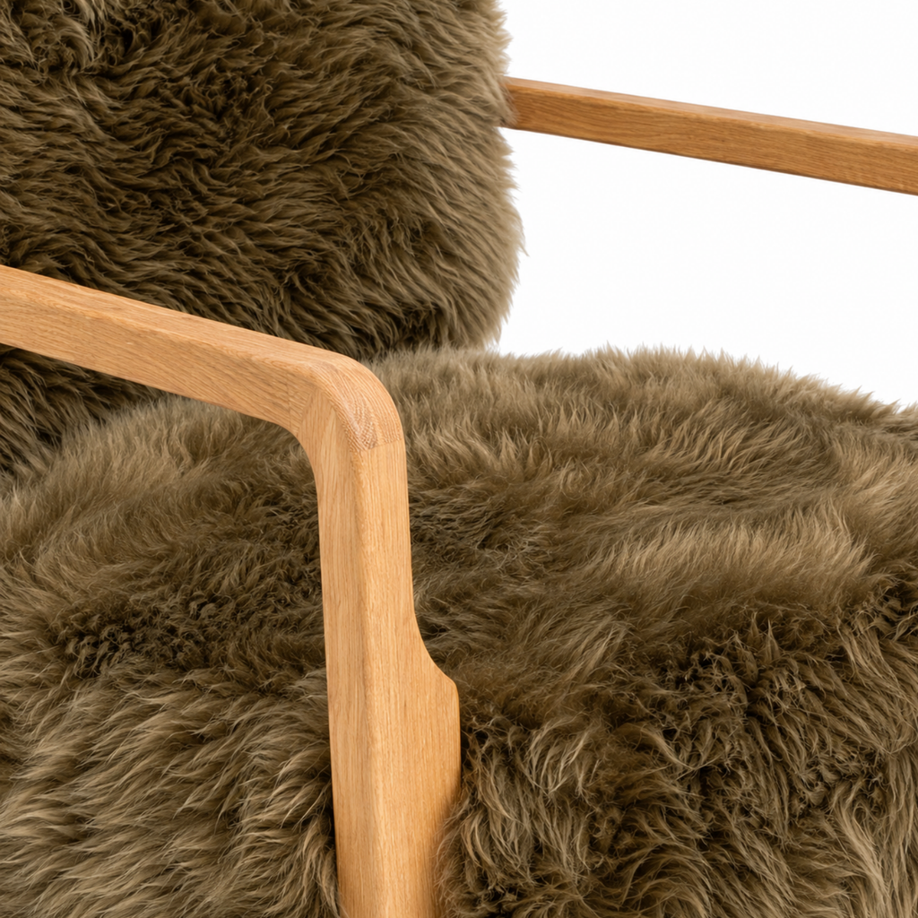 Fauteuil lounge en peau de mouton à poils longs, coloris taupe - Pieds en chêne massif, fabriqué à la main
