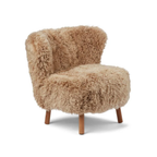 Fauteuil lounge en peau de mouton à poils longs couleur miel - Pieds en chêne massif
