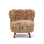 Fauteuil lounge en peau de mouton à poils longs couleur miel - Pieds en chêne massif