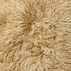 Fauteuil lounge en peau de mouton à poils longs couleur miel - Pieds en chêne massif