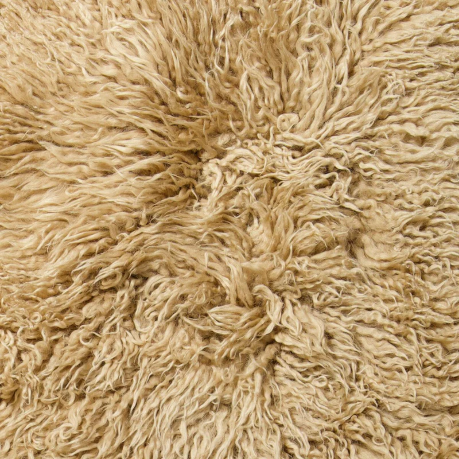 Fauteuil lounge en peau de mouton à poils longs couleur miel - Pieds en chêne massif