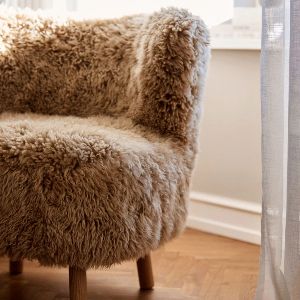 Fauteuil lounge en peau de mouton à poils longs couleur miel - Pieds en chêne massif