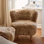 Fauteuil lounge en peau de mouton à poils longs couleur miel - Pieds en chêne massif