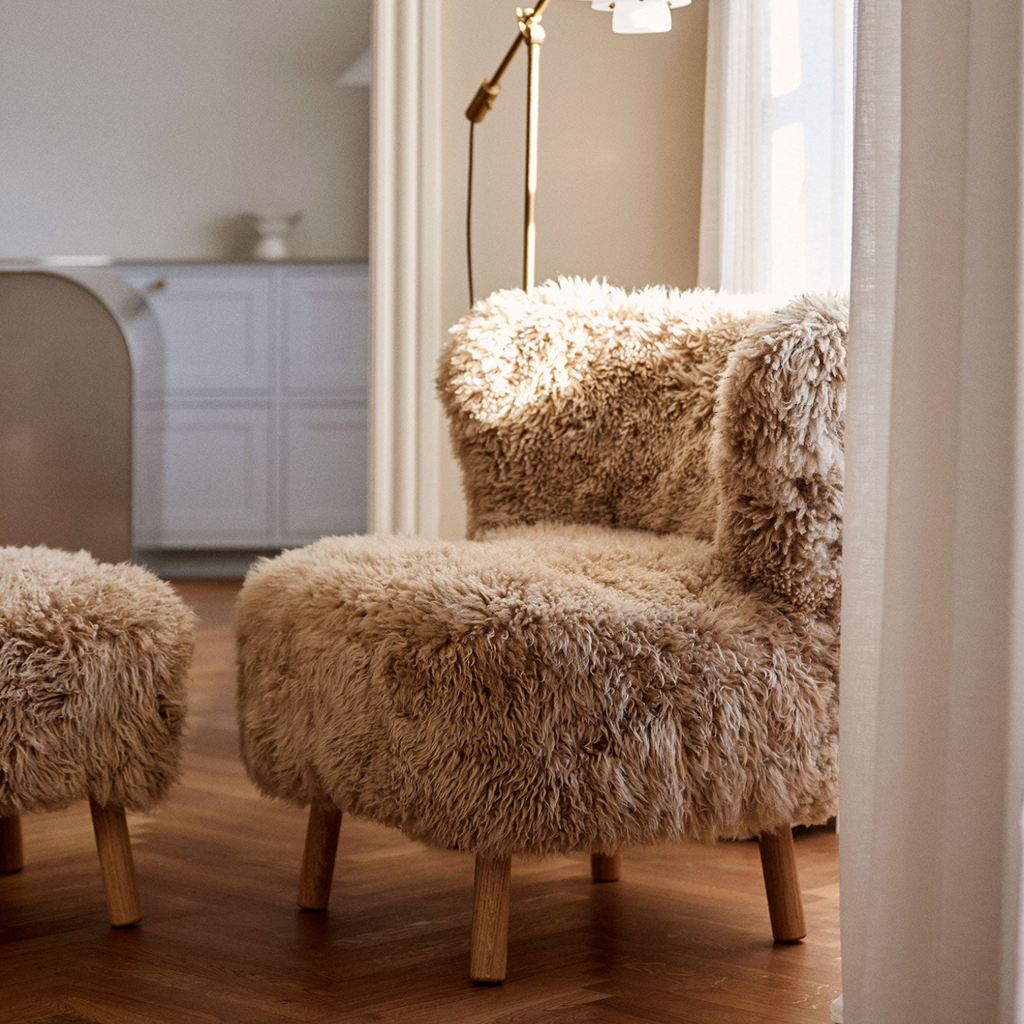 Fauteuil lounge en peau de mouton à poils longs couleur miel - Pieds en chêne massif