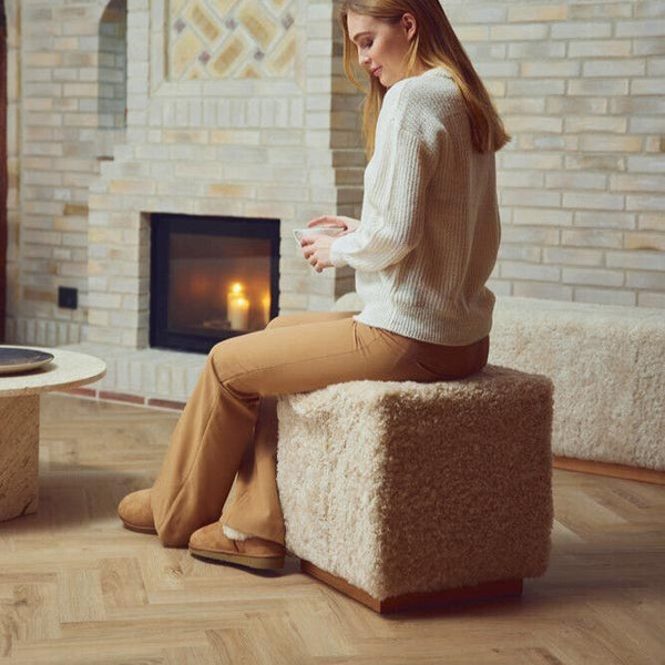 Cube ottoman en peau de mouton de laine coloris Perle - Piètement en chêne massif