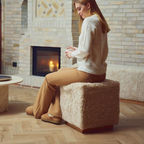 Cube ottoman en peau de mouton de laine coloris Perle - Piètement en chêne massif