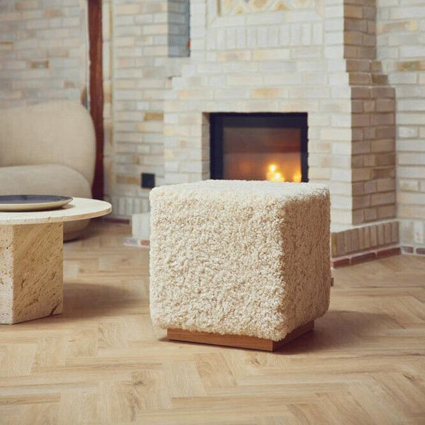 Cube ottoman en peau de mouton de laine coloris Perle - Piètement en chêne massif
