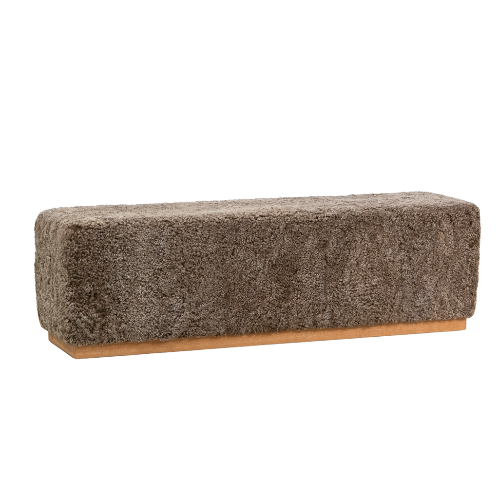 Banc Cube en Peau de Mouton de Laine Taupe Foncé - Base en Chêne Massif