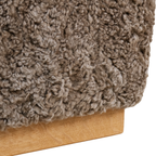 Banc Cube en Peau de Mouton de Laine Taupe Foncé - Base en Chêne Massif