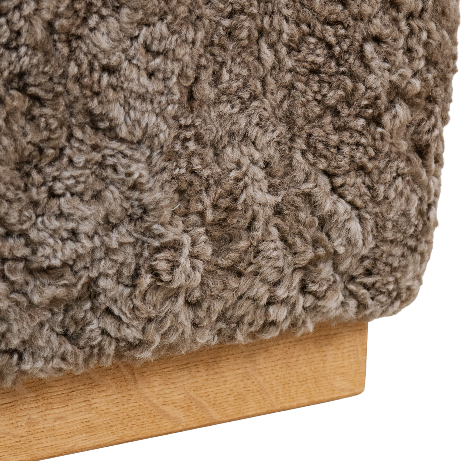 Banc Cube en Peau de Mouton de Laine Taupe Foncé - Base en Chêne Massif